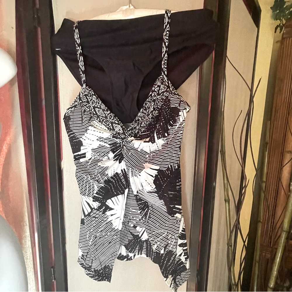 Miraclesuit Size 10 Tankini Top in Black & White. Bottoms in Size 12 solid Black